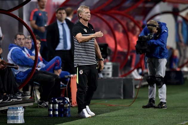 Trenér Sparty Praha Zdeněk Ščasný během utkání 3. předkola Ligy mistrů v Areně Chimki v Moskvě.