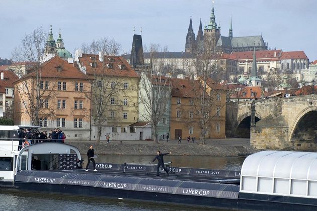 Roger Federer (vpravo) a Tomáš Berdych hrají tenis na lodi poblíž Karlova mostu v Praze.