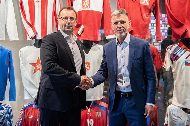 Předseda FAČR Martin Malík (vlevo) a nový trenér české fotbalové reprezentace Jaroslav Šilhavý.
