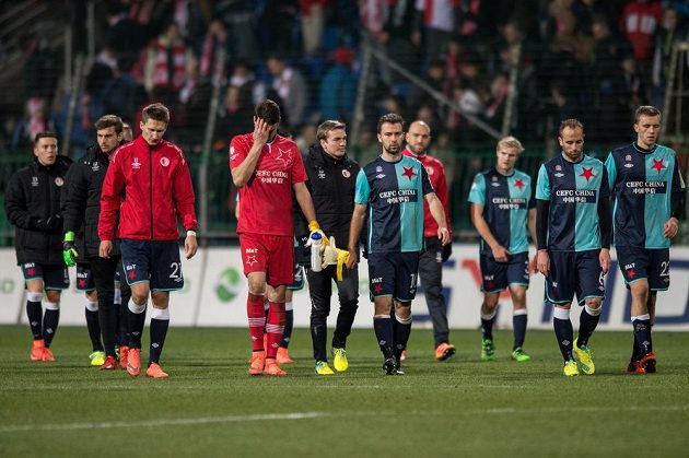 Zklamaní fotbalisté Slavie Praha (Milan Škoda, Jiří Pavlenka, Josef Hušbauer, Tomáš Jablonský a Tomáš Souček) po utkání v Mladé Boleslavi.