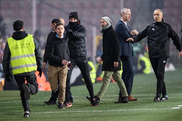 Nespokojený fanoušek Sparty před trenérem Letenských Václavem Jílkem během utkání s Libercem.