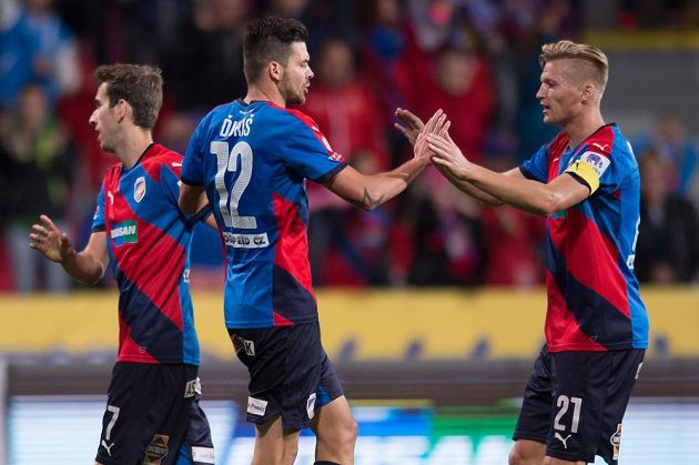Plzeňský útočník Michal Ďuriš (uprostřed), Václav Procházka (vpravo) a Tomáš Hořava oslavují vyrovnávací gól proti Liberci.
