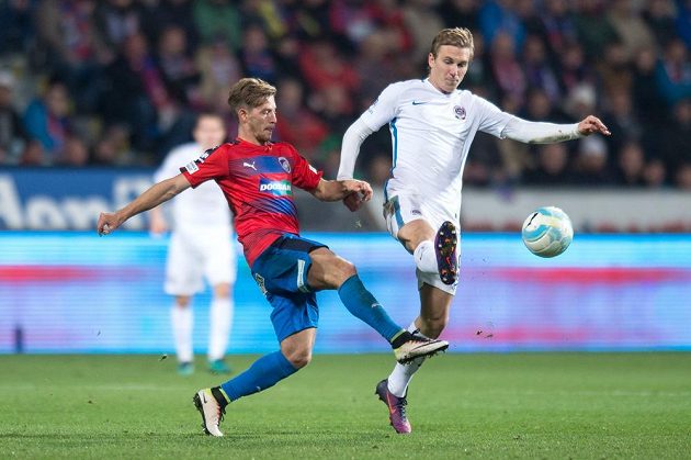 Patrik Hrošovský z Plzně (vlevo) a sparťanský záložník Bořek Dočkal bojují o balón.