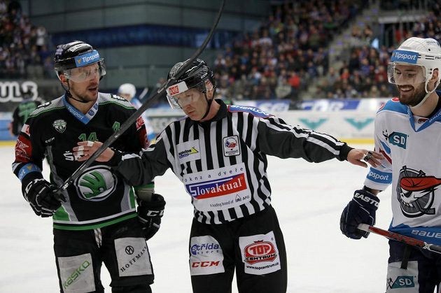 Chomutovský Dávid Skokan (vlevo) a vpravo mladoboleslavský Petr Vampola diskutují během utkání předkola play off hokejové extraligy. Rozhodčí oba hráče uklidňuje.