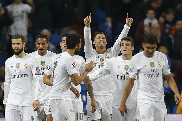 Critistiano Ronaldo (třetí zprava) se raduje se spoluhráči z Realu Madrid z gólu proti Malmö.