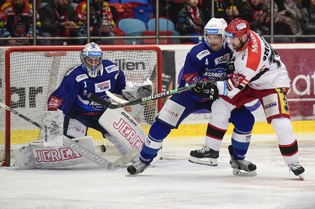 Brankář Brna Marek Čiliak, jeho spoluhráč Zbyněk Michálek a Radek Smoleňák z Hradce Králové v akci během čtvrtfinále play off.