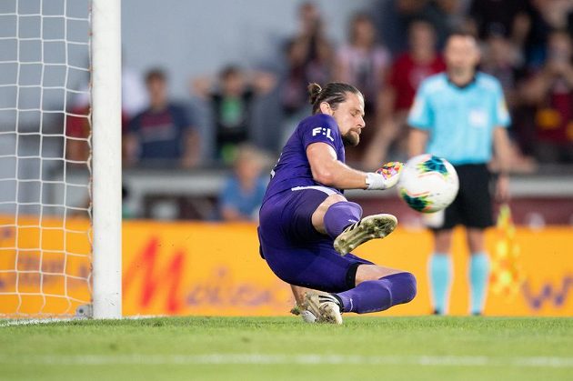 Brankář Příbrami Marek Boháč inkasuje třetí gól z penalty Guélora Kangy ze Sparty Praha během utkání 4. kola Fortuna ligy.