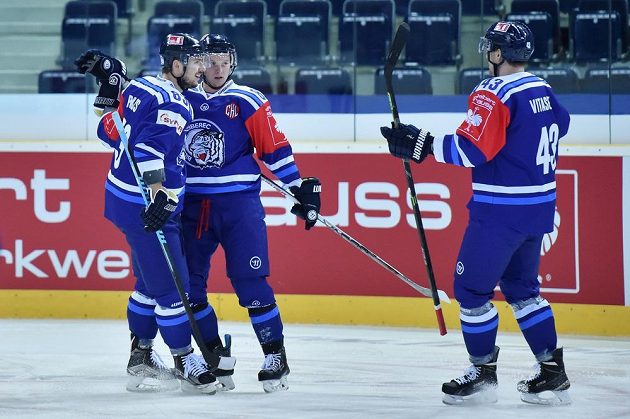 Hokejisté Liberce zleva Martin Bakoš, autor tří gólů Michal Bulíř a Ondřej Vitásek v duelu 1. kola play off Ligy mistrů proti Linköpingu.