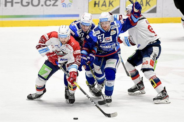 Zleva Ondřej Machala z Pardubic, Pavel Jenyš a Lukáš Kucsera z Brna a Denis Kindl z Pardubic.