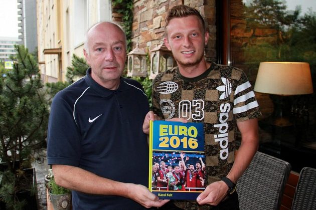Záložník Ladislav Krejčí a autor knihy EURO 2016 Karel Felt.