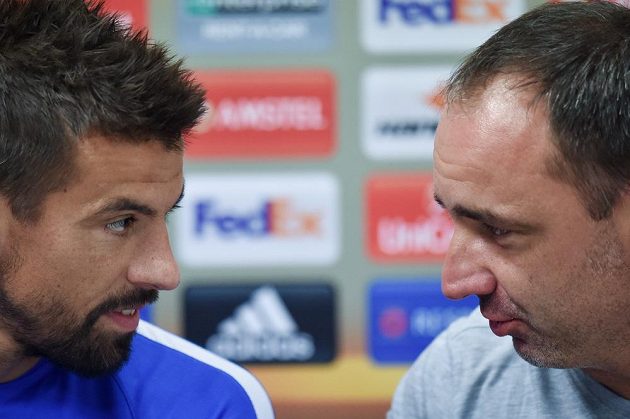 Trenér Jindřich Trpišovský (vpravo) v debatě s útočníkem Milanem Barošem na tiskové konferenci Slovanu Liberec před zápasem 2. kola Evropské ligy s týmem PAOK Soluň.