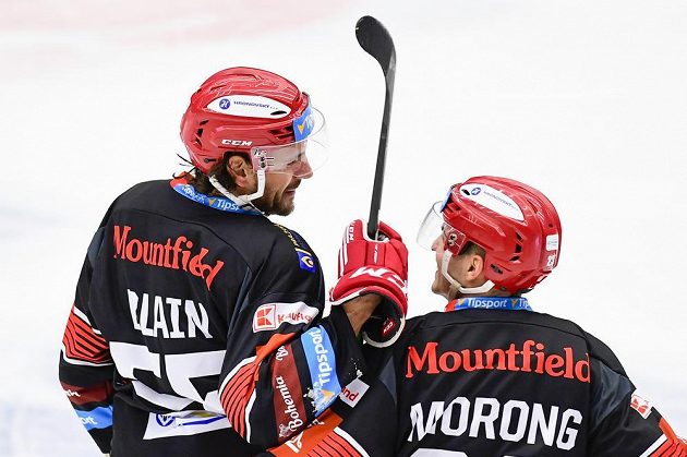 Zleva střelec gólu Jérémie Blain z Hradce Králové oslavuje gól s Matějem Morongem.
