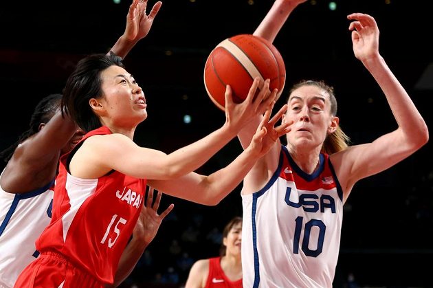 Japonka Nako Motohašiová střílí na koš v olympijském finále basketbalistek, brání ji Breanna Stewartová z USA.