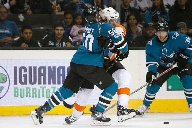 Útočník Philadelphie Flyers Jakub Voráček čelí ataku od útočníka San Jose Sharks Chrise Tierneyho (50). Voráček se ale stejně prosadil a přihrál na tři branky.