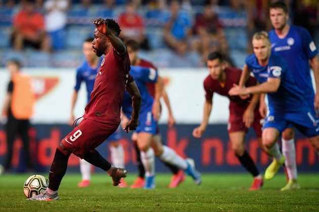 Guélor Kanga ze Sparty proměňuje nařízenou penaltu a střílí vítezný gól na 2:1 ve finále MOL Cupu proti Slovanu Liberec. Afričanovo loučení s rudým dresem tak bylo stylové...