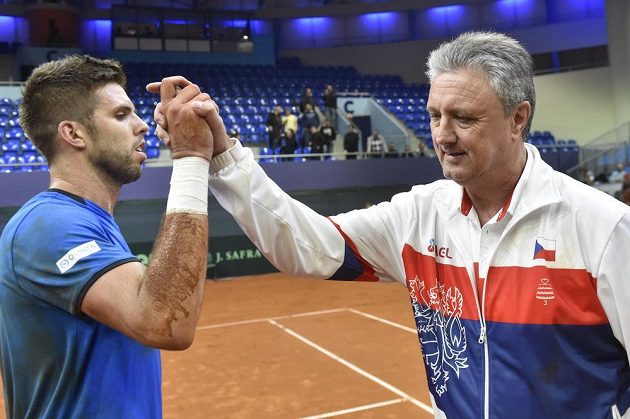 Jiří Veselý z České republiky a kapitán české reprezentace Jaroslav Navrátil se radují z celkového vítězství.