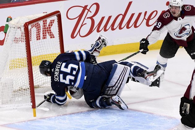 Mark Scheifele (55) z Winnipegu při střetu s brankářem Pavlem Francouzem (39) z Colorada.
