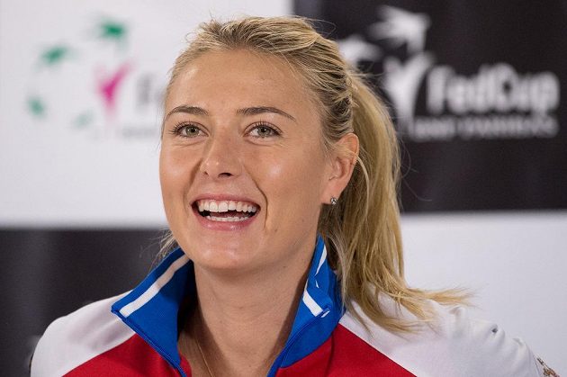 Smějící se ruská tenistka Maria Šarapovová během tiskové konference před finále Fed Cupu v Praze.
