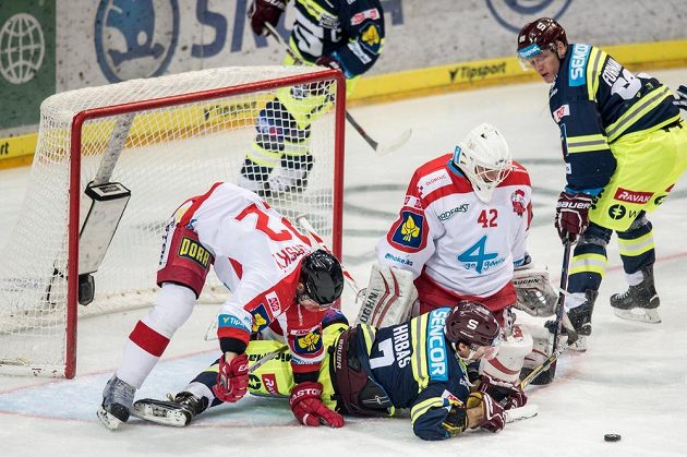 Olomoucký brankář Branislav Konrád a hokejisté Sparty Marek Hrbas (na zemi) a Miroslav Forman.