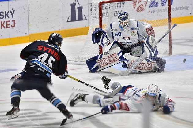 Jan Ordoš z Liberce, Michal Gulaši z Brna a brankář Brna Karel Vejmelka v akci během extraligového utkání.