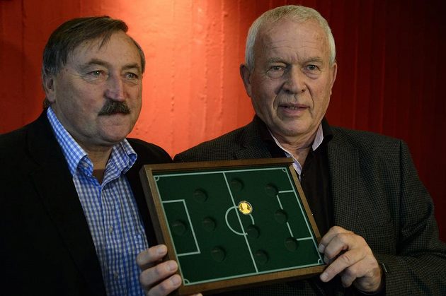 Bývalí reprezentanti Antonín Panenka (vlevo) a Ivo Viktor představili první pamětní minci Josef Masopust z nové série Československé fotbalové legendy.