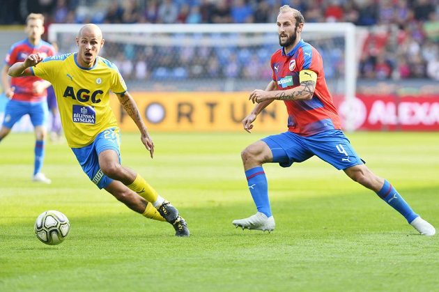 Tomáš Kučera z Teplic (vlevo) a Roman Hubník z Plzně sledují míč v utkání 11. kola první fotbalové ligy.