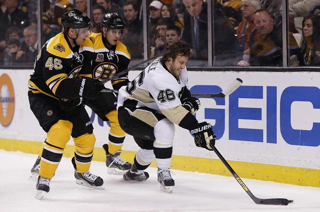 Joe Vitale (vpravo) z Pittsburghu Penguins uniká dvojici Bostonu David Krejčí (vlevo) a Matt Bartkowski.
