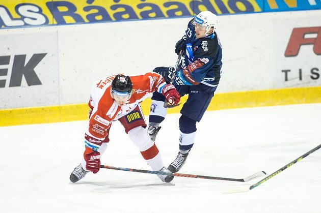 Olomoucký hokejista Jan Švrček čelí ataku Patrika Zdráhala z Plzně během utkání hokejové extraligy.