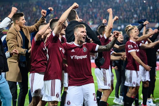 Fotbalisté Sparty Praha Jakub Pešek a Lukáš Haraslín oslavují vítězství v derby.