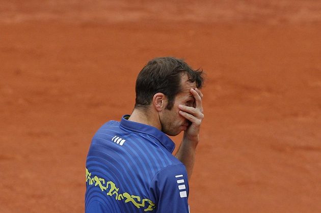 Jako by se na výrok sudího ani nemohl dívat, tváří se Radek Štěpánek v utkání s Andym Murraym.