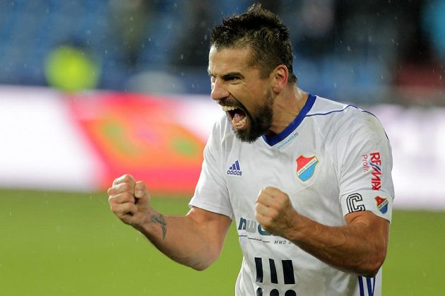 Ostravský útočník Milan Baroš z Baníku se raduje z vítězného gólu v utkání Het ligy s Karvinou. Gól kvůli ofsajdovému postavení.