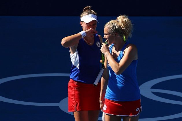 České tenistky Barbora Krejčíková (vlevo) a Kateřina Siniaková ve finále olympijské čtyřhry.