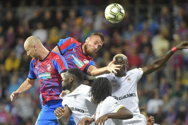 Michael Krmenčík a Tomáš Chorý z Plzně a vpravo Abdoulaye Seck z Antverp během odvety 3. předkola Evropské ligy.