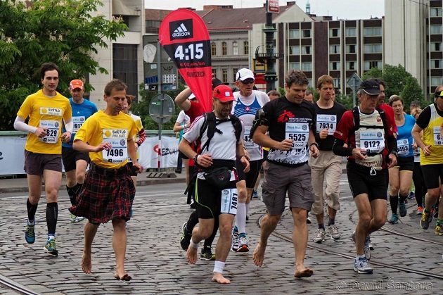 Tomáš Šebek běží maratón naboso.