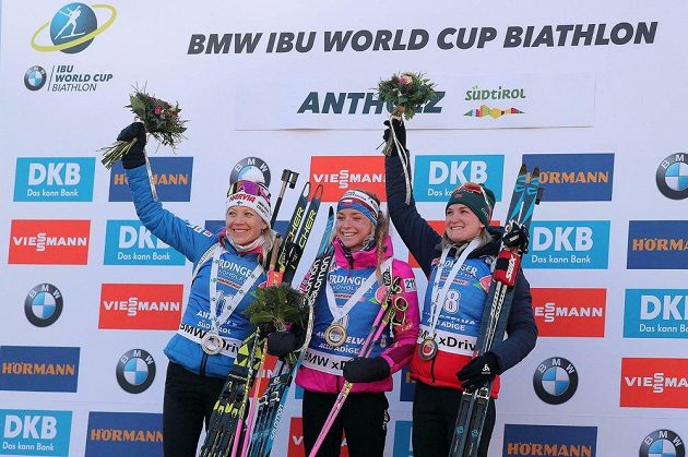Biatlonistka Markéta Davidová vyhrála závod Světového poháru ve sprintu na 7,5 km v Anterselvě. Porazila o necelé dvě sekundy druhou Finku Kaisu Mäkäräinenovou (vlevo), třetí byla o další dvě sekundy zpět Norka Marte Olsbuová Röiselandová (vpravo).