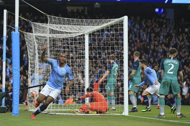 Záložník Manchesteru City Raheem Sterling jásá. Právě potřetí překonal obranu i brankáře Tottenhamu.