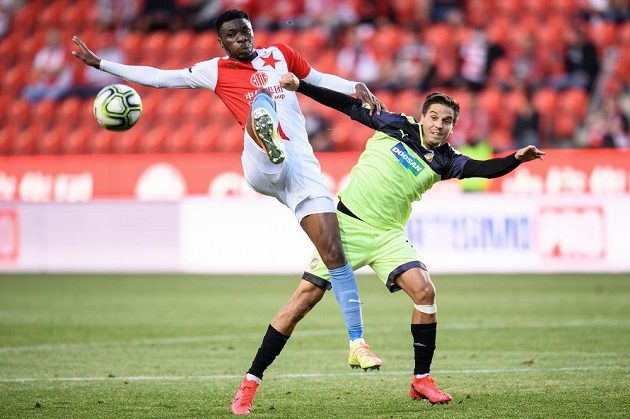 Ibrahim Traoré ze Slavie Praha a Aleš Čermák z Viktorie Plzeň během utkání ve skupině o titul v rámci nadstavby Fortuna ligy.