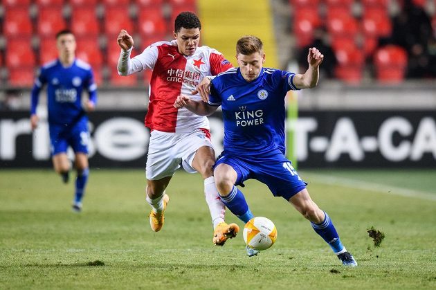 Alexander Bah ze Slavie Praha a Harvey Barnes z Leicesteru během utkání vyřazovací části Evropské Ligy.