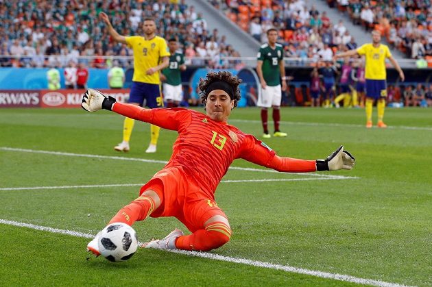 Mexický gólman Guillermo Ochoa zasahuje v zápase mistrovství světa proti Švédsku.