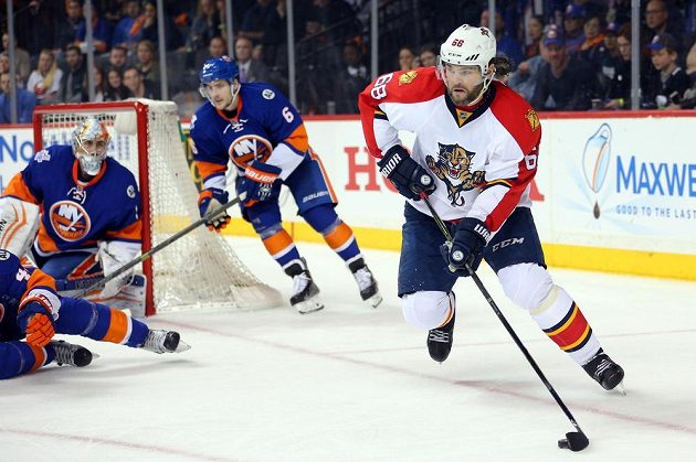 Jaromír Jágr (68) z Floridy před gólmanem NY Islanders Thomasem Greissem (1), za bránou Ryan Pulock (6).