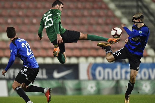 Karel Soldát z Příbrami šel do souboje s Davidem Bartkem z Bohemians v pohárovém utkání hodně odvážně.