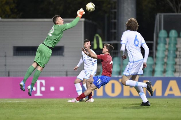 Český záložník Pavel Bucha mezi hráči San Marina. Zleva brankář Mirco De Angelis, Giacomo Conti a Mattia Valentini ze San Marina.