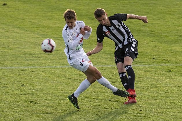 Adam Vlkanova z Hradce Králové a Pavel Novák z Budějovic v akci během utkání FNL.