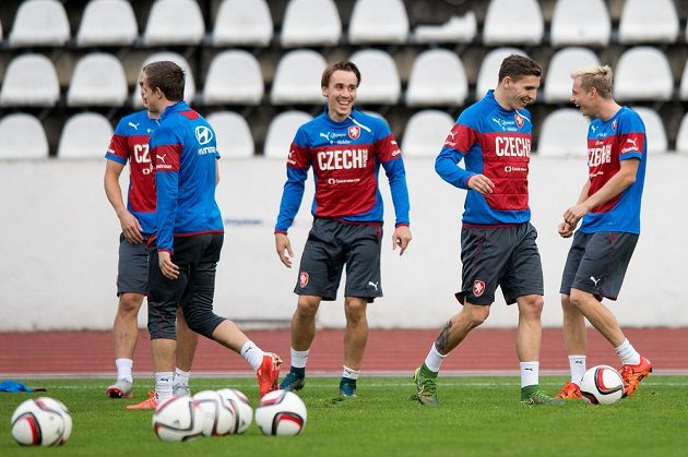 Dobrá nálada provázela úterní trénink české fotbalové reprezentace. Zprava jsou Ladislav Krejčí, David Pavelka a Josef Šural.