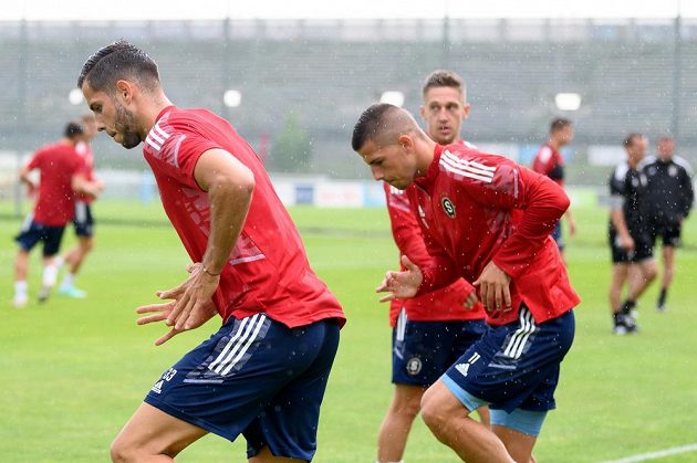 Dávid Hancko ze Sparty Praha (velvo) a Martin Minčev během tréninku před utkáním 3. předkola Ligy mistrů s AC Monako.