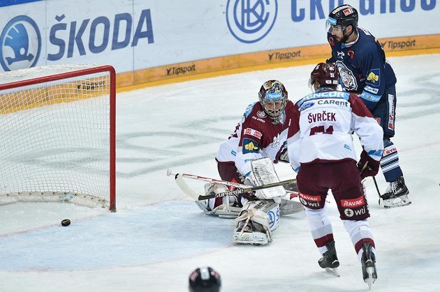 Brankář Sparty Tomáš Pöpperle inkasuje první gól. Vpravo je Martin Bakoš z Liberce a zády bek pražského celku Jan Švrček.