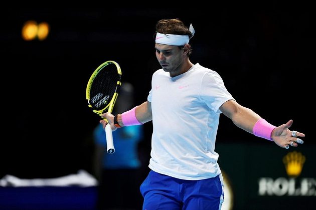 Španělský tenista Rafael Nadal reaguje během utkání s Daniilem Medveděvem z Ruska na Turnaji mistrů.