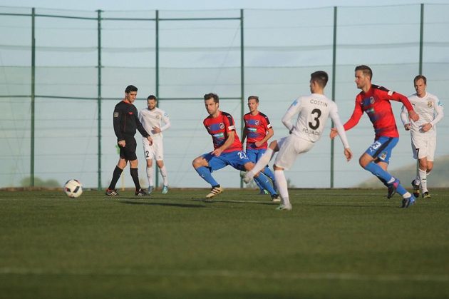 Zimní posila Viktorie Plzeň Andreas Ivanschitz v akci během soustředění ve Španělsku.