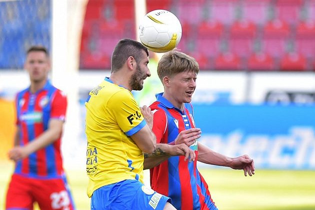Zleva Admir Ljevakovič z Teplic a Pavel Šulc z Plzně v pohárovém semifinále.