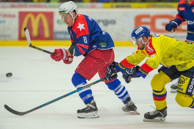 Lukáš Paták z Třebíče a Karel Plášil z Českých Budějovic během utkání 1. kola hokejové Chance ligy.